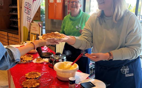 Waffelduft und Herzenswärme – Delbrücker Frauen backen für das Müttergenesungswerk
